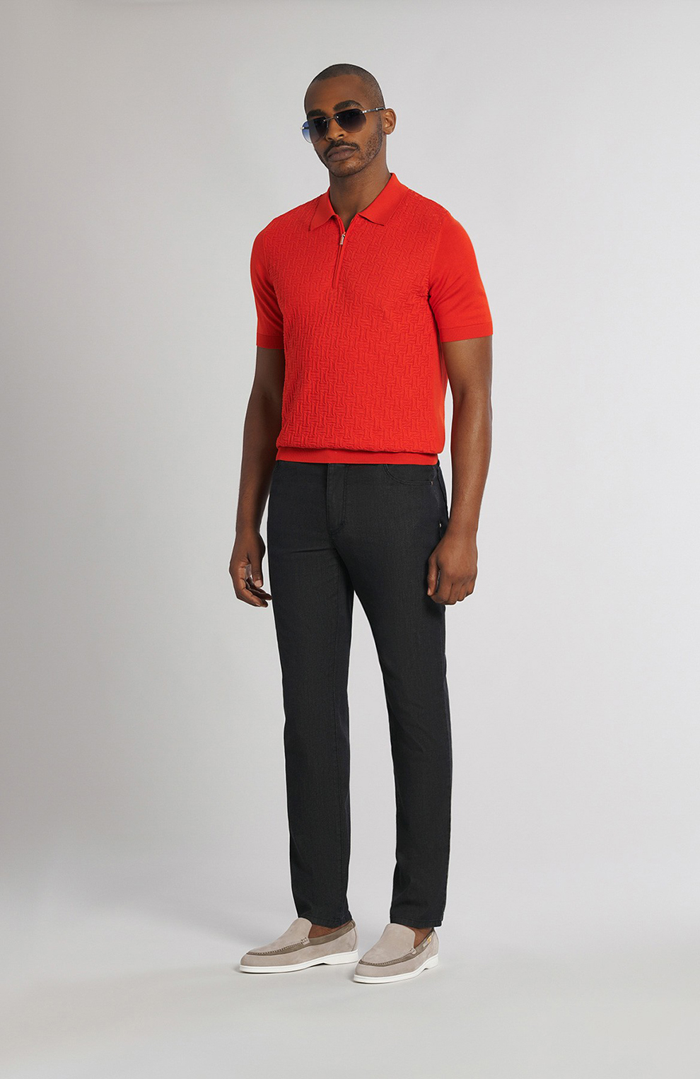 Джинсы из тонкого денима
